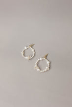 Charger l&#39;image dans la visionneuse de galerie, Ivoire bridal pearl hoop earrings baroque pearl keshi pearl