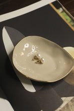 Charger l&#39;image dans la visionneuse de galerie, Moon Egg pearl earrings