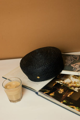 Leinné black raffia beret with gold coin
