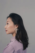 Charger l&#39;image dans la visionneuse de galerie, Noy Noeud bow tie pearl earrings