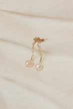 Load image into Gallery viewer, Lili 2.0 minimal pearl gold chain earrings