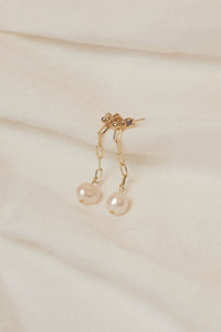 Lili 2.0 minimal pearl gold chain earrings
