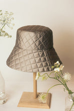 Load image into Gallery viewer, Losange silk hand-quilted hat