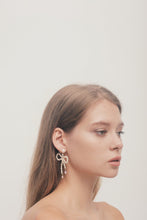 Tải hình ảnh vào Thư viện hình ảnh, Noy Noeud bow tie pearl earrings