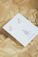 Load image into Gallery viewer, Single Oval pearl drop earrings