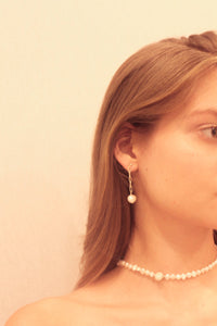 Lili 2.0 minimal pearl gold chain earrings
