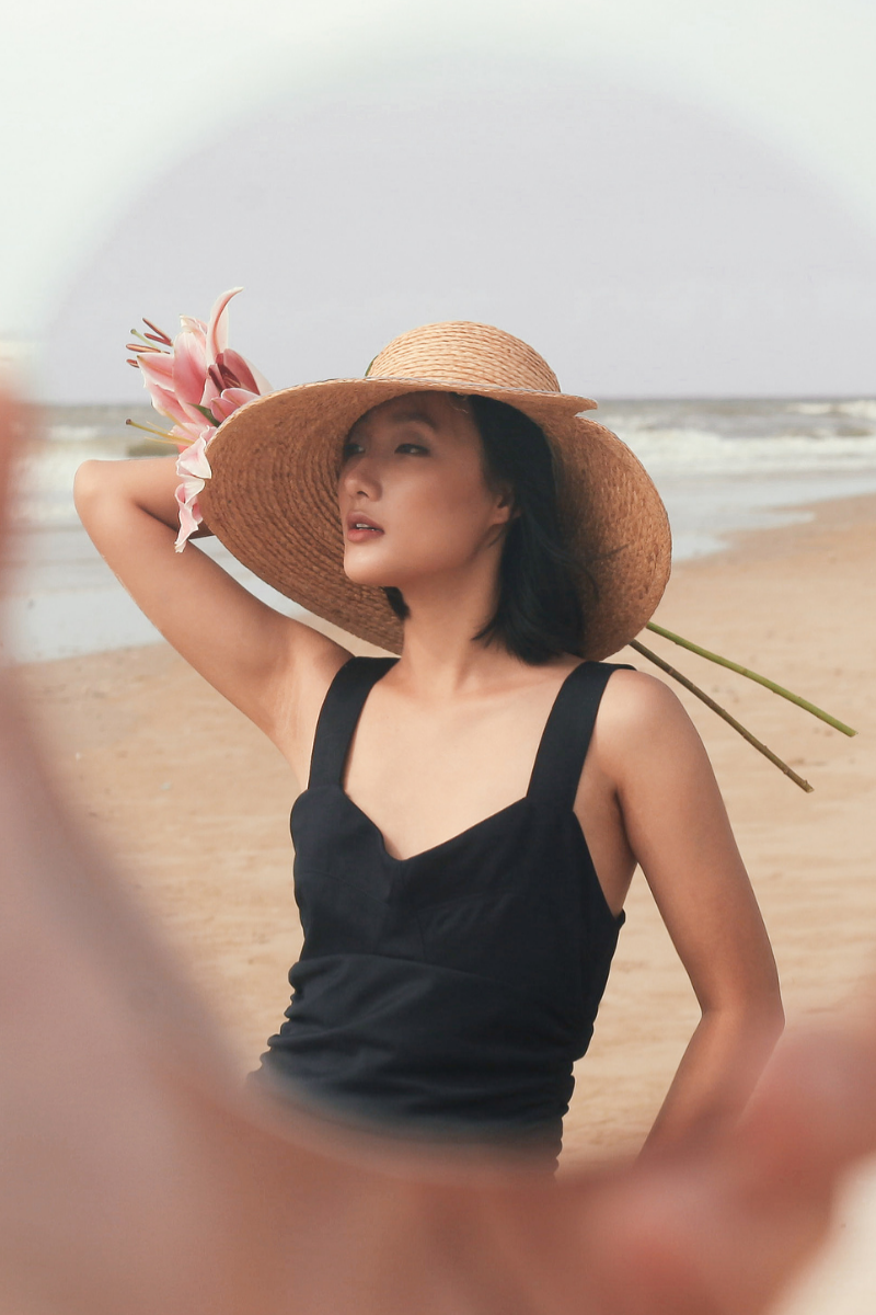 Sunrise raffia straw hat with a round crown and V-shape detail on the brim

