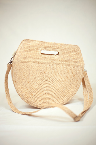 Marjolie bag, When you look at marjorlie you can think of pictures of faces. The curve of the bag is sewn smooth. The outer surface is natural raffia knit creating a balance between color and shape. Thick lining.Formscape, Raffia, soft moon light, Eco luxury
