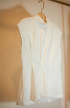 Charger l&#39;image dans la visionneuse de galerie, Trouvaille asymmetric white linen blouse