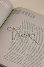 Charger l&#39;image dans la visionneuse de galerie, Boucles d&#39;oreilles noeud en cristal blanc